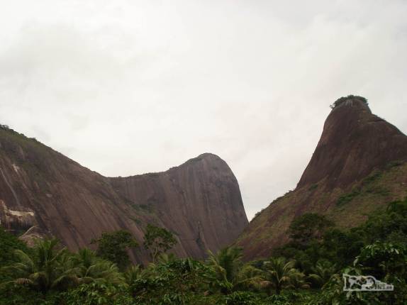 A famosa Pedra do Camelo, a mais conhecida na região de Pancas, nos Pontões Capixabas, noroeste do Espírito Santo (foto de Dez/2008)